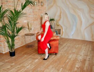 Blonde Camgirl AliceeGrace on a couch
