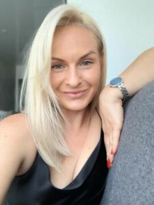 Blonde Camgirl AliceeGrace smilling